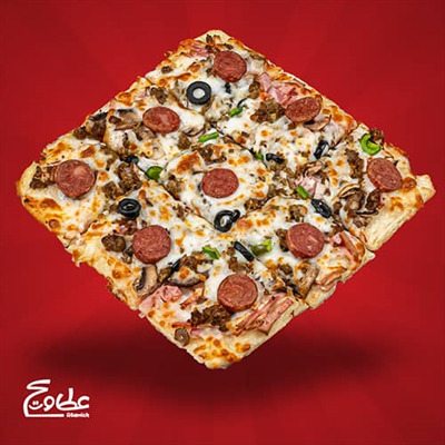 خمیر پیتزا 31*31 پنجره ای ، ژامبون گوشت و مرغ ، هات داگ ، گوشت چرخکرده ، قارچ ، زیتون سیاه ، فلفل دلمه ای و پنیر موزارلا پیتزا مخصوص پنجره ای بزرگ